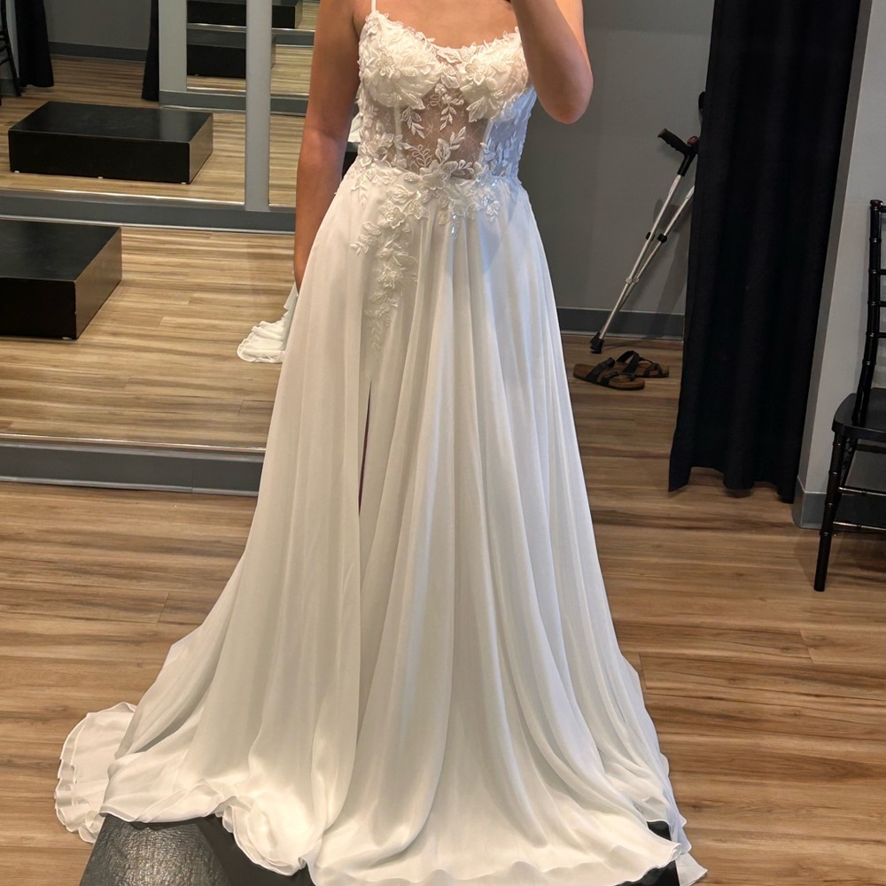Jess Adore by Jadore Ivory Lace Wedding Dress Size 6 - Unaltered